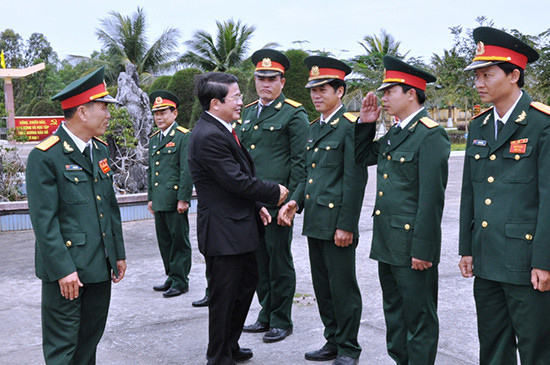 Bí thư Tỉnh ủy Nguyễn Đức Hải chúc tết lãnh đạo Trường quân sự địa phương.