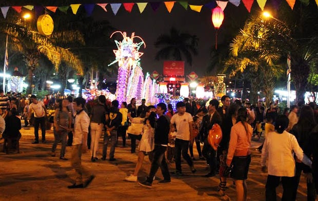 Công viên 29-3 nhộn nhịp vào tối mồng 1 Tết Ất Mùi 2015.