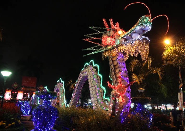 Công trình điện chiếu sáng được đầu tư với quy mô lớn giúp công viên 29-3 lung linh, huyền hoặc trong đêm.