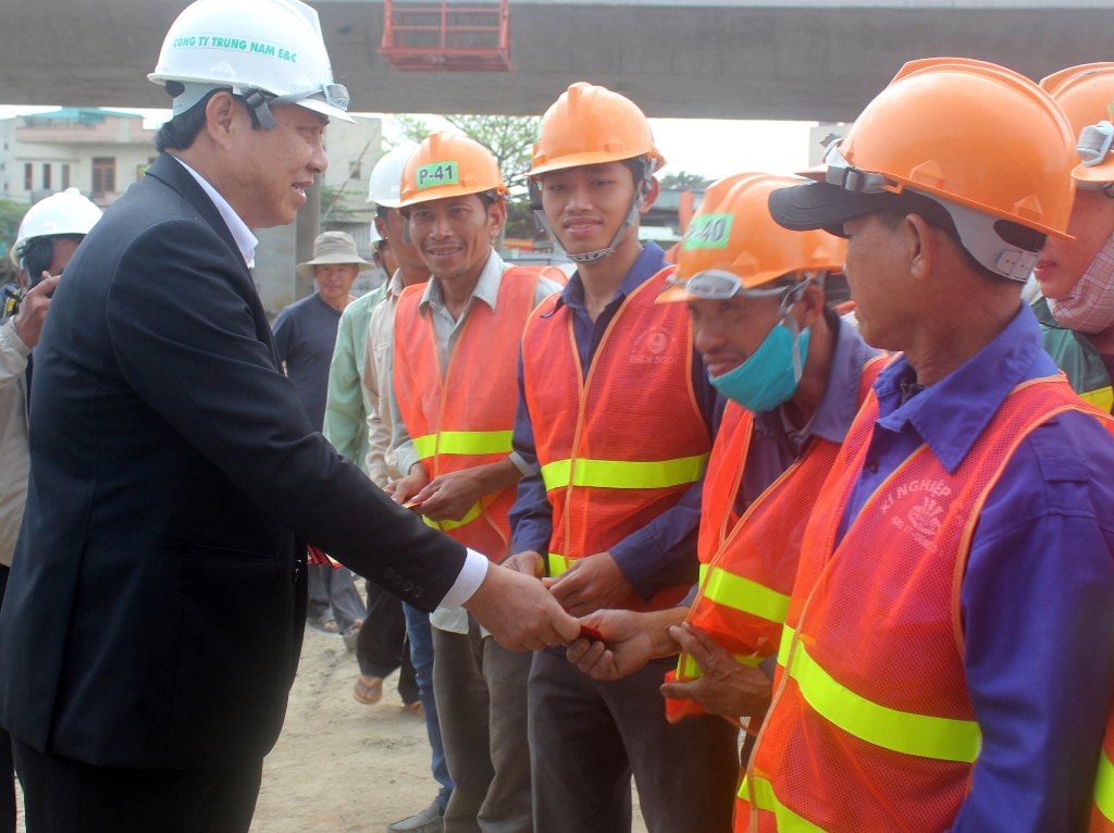 Chủ tịch UBND thành phố Huỳnh Đức Thơ tặng quà, lì xi cho cán bộ, công nhân làm việc tại công trình dịp tết Nguyên đán Ất Mùi 2015.