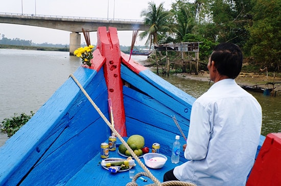 Cúng trước mũi tàu.