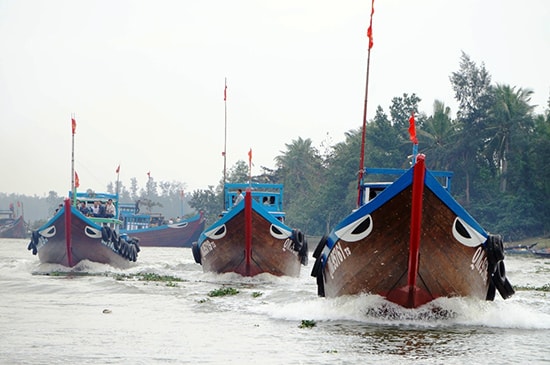 Đoàn tàu làng Tân Phú chạy xuất quân đầu năm.