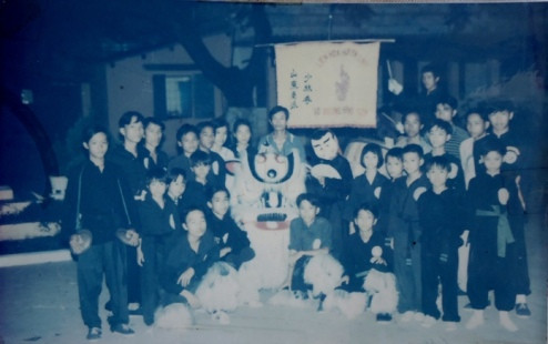 Võ sư Trần A Hồng triệu tập võ sinh tổ chức lại đội múa Thiên Cấu năm 1979. Ảnh do võ đường Hồng Sơn cung cấp