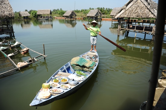 Không giang độc đáo, đưa tiếp mọi thứ bằng thuyền tạo sự hấp dẫn với du khách muôn phương. Ảnh Minh Hải