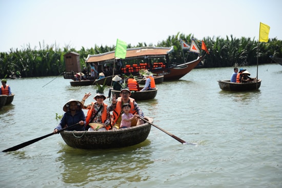  Những phụ nữ lớn tuổi của các vợ ngư dân trước đây là người nông nhàn quanh năm, giờ trở thành hướng dân viên thực thụ. Ảnh Minh Hải