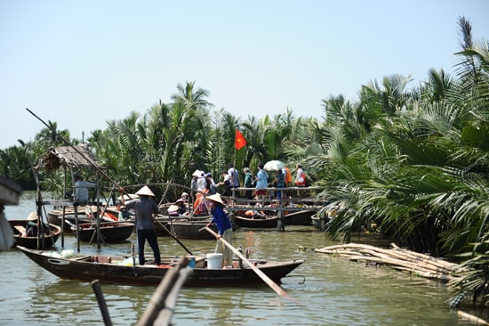   Từ những người dân chài tực thụ, nay thở thành những người làm du lịch cộng đồng. Ảnh Minh Hải