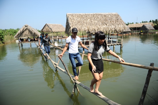 Di chuyển giữa làng Hội An Eco Discovery  chỉ bằng cầu khỉ. Ảnh Minh Hải