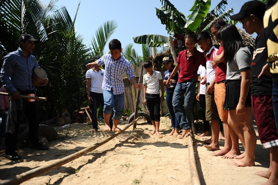 Thi nhau qua cầu khỉ. Ảnh Minh Hải