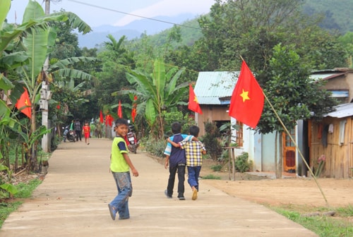 Sắc màu xuân mới ở làng Bút Tưa. Ảnh: ALĂNG NGƯỚC