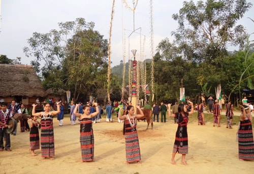 Không khí vui tết chung của đồng bào Cơ Tu tại làng Bhơ Hôồng 1 với không gian lễ hội truyền thống.  Ảnh: ALĂNG NGƯỚC