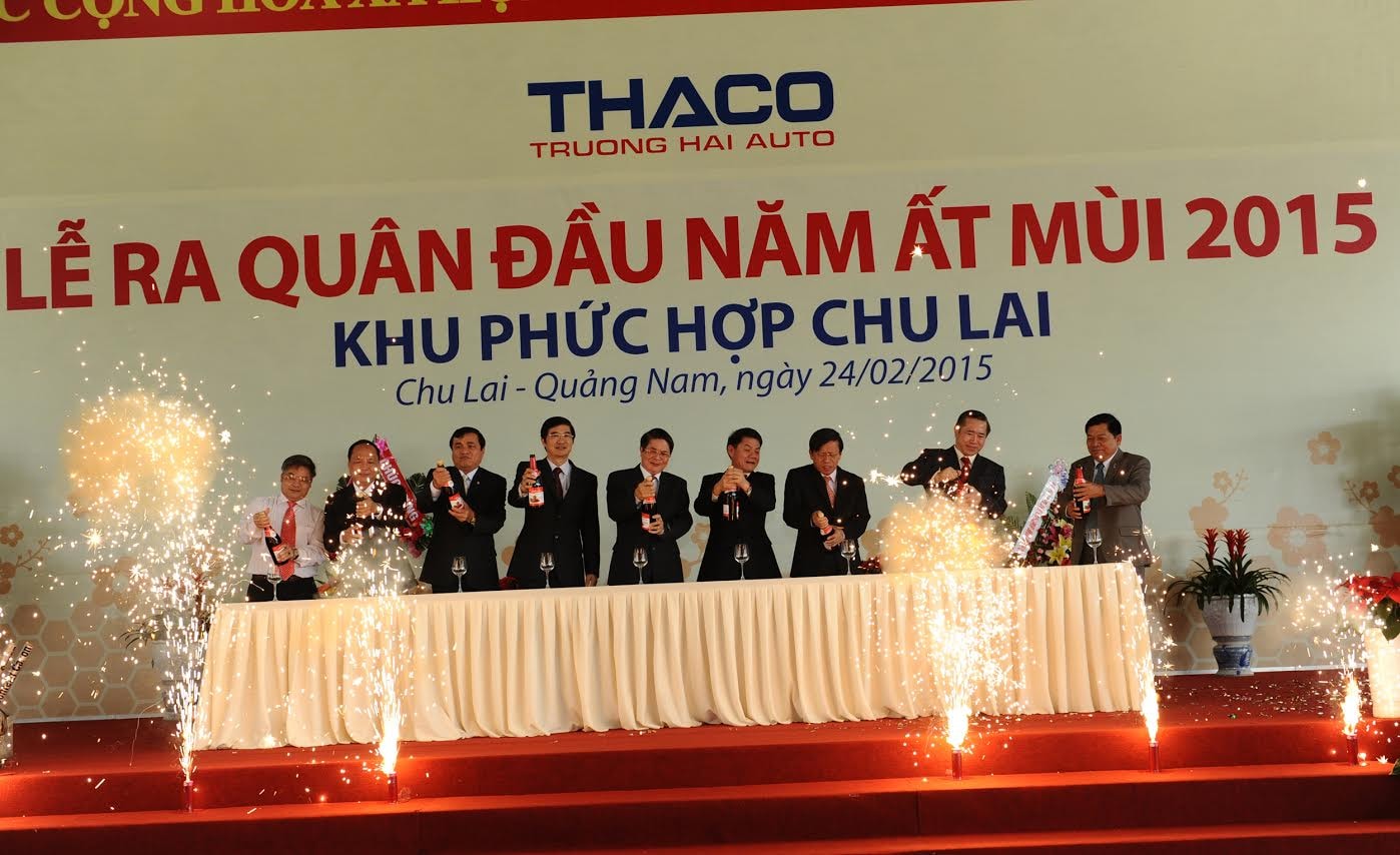 Lãnh đạo tỉnh và Thaco khui sâm banh chúc mừng lễ ra quân. Ảnh Minh Hải