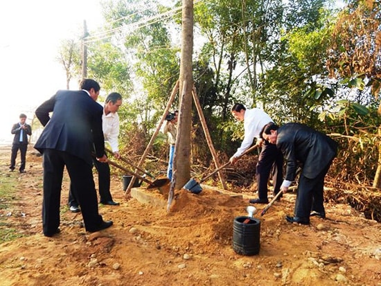 Trồng cây tại công trình tượng đài Bà mẹ Việt Nam anh hùng. Ảnh:Q.SƠN