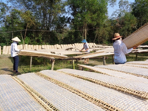 Cơ sở sản xuất bánh cuốn đa nem “Hai Nga” giải quyết việc làm thường xuyên cho 15 lao động địa phương. Ảnh: L.A