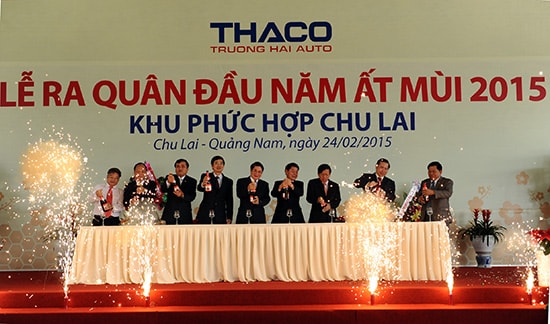 Lãnh đạo tỉnh cùng đại diện Công ty CP Ô tô Trường Hải khui sâm banh chúc mừng tại lễ ra quân đầu năm.  Ảnh: MINH HẢI