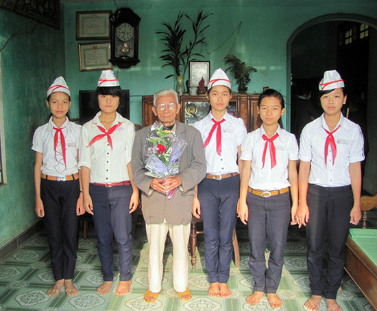 Học sinh Truờng THCS Lê Văn Tâm tặng hoa anh hùng Võ Phố.