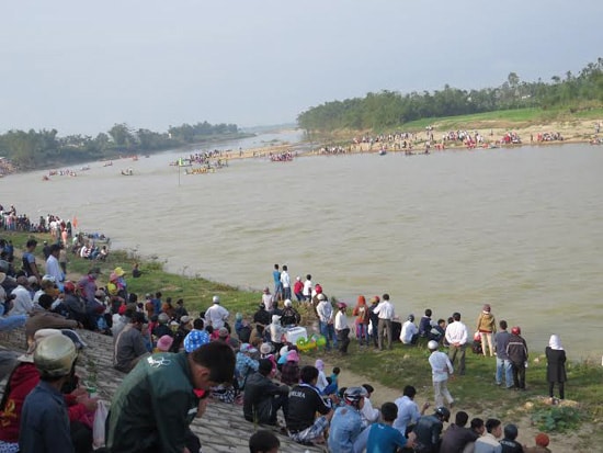 Cổ động viên chật kín hai bên bờ sông. Ảnh: H.L