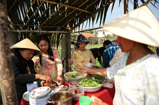 Người làng chế biến ẩm thực từ rau đãi khách dự hội. Ảnh Minh Hải