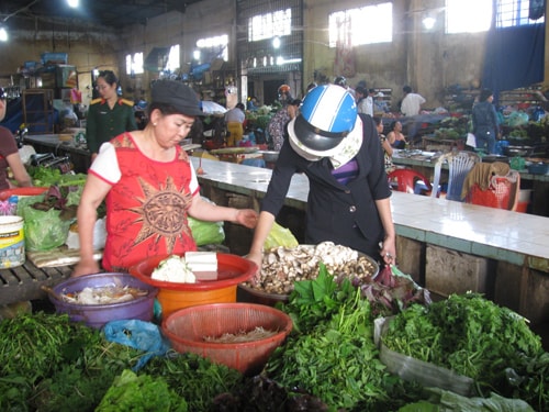 Các quầy rau, thực phẩm sống đã hoạt động trở lại.              Ảnh: C.T.ANH