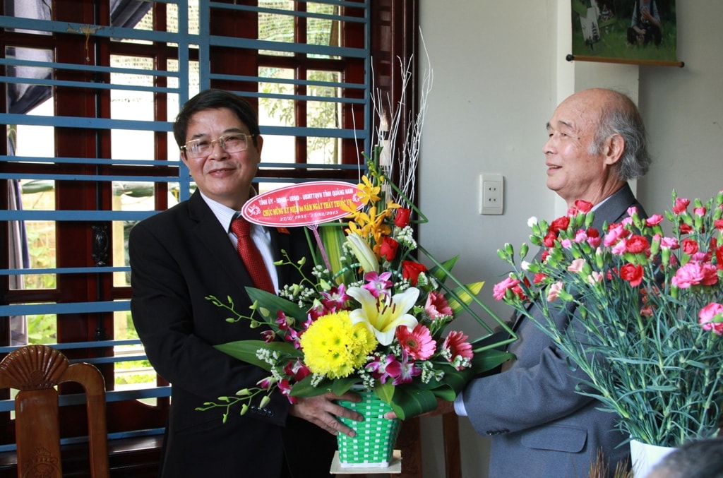 Thăm, tặng hoa và chúc mừng Thầy thuốc nhân dân Lê Quang Hồng, nguyên Giám đốc Bệnh viện Đa khoa tỉnh.