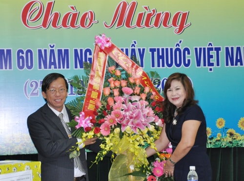 Lãnh đạo tỉnh chúc mừng Sở Y tế nhân ngày thầy thuốc Việt Nam.