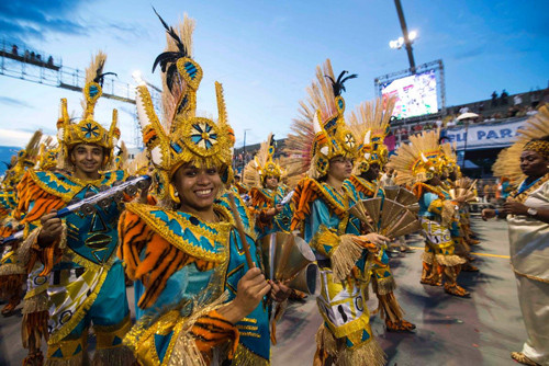 Trang phục cầu kỳ và vũ điệu Samba bốc lửa đang diễn ra ở Brazil.  Ảnh: Nydailynews