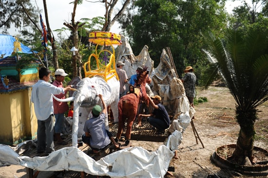 Nghệ nhân tập trung hoàng thành xe cộ của Trưng Trắc - Trưng Nhị. Ảnh Minh Hải