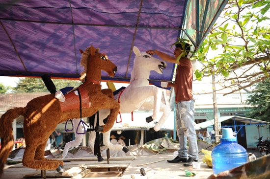 Gấp rút hoàng thiện cảnh Quang Trung - Nguyễn Huệ đánh dẹp quân Thanh. Ảnh Minh Hải