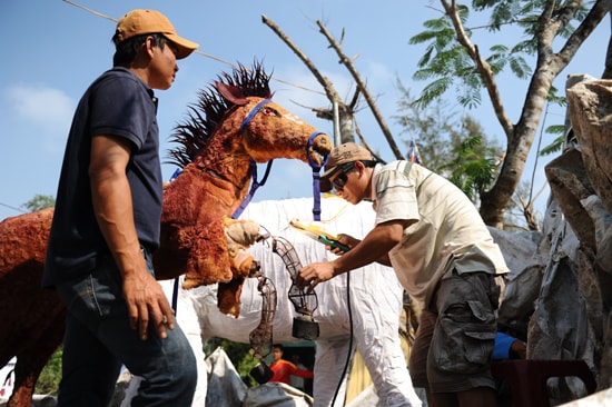 Không có thiết kế, vừa làm vừa sáng tạo, các thợ cơ khí phải tính chi tiết từng công đoạn. Ảnh Minh Hải