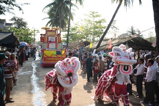 Xe hoa rước bằng Di sản về làng. Ảnh Minh Hải