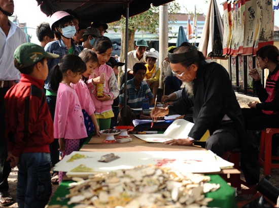 Xin chữ đầu năm. Ảnh Minh Hải