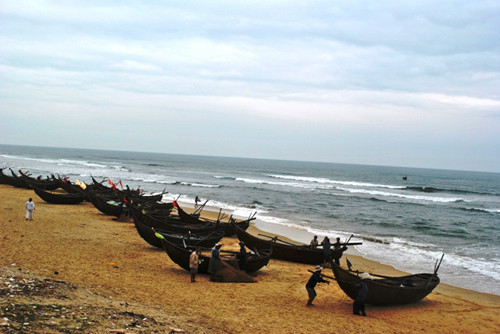 Sau chuyến ra khơi của những chiếc thuyền đánh bắt gần bờ của xã Tam Thanh. Ảnh: X.P