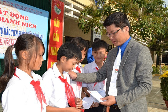 Bí thư Huyện đoàn Mai Anh Sơn tặng quà cho 5 học sinh vượt khó học giỏi.