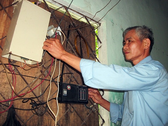 Ngoài hoạt động nhân đạo, ông Hồ Minh Linh còn là cộng tác viên của Đài Truyền thanh Tiên Phước để tuyên truyền các chủ trương, chính sách đến người dân. Ảnh: V.H