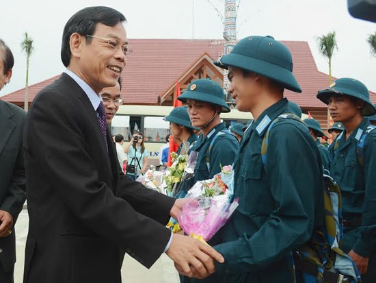 Phó Chủ tịch UBND tỉnh tặng hoa động viên tinh thần các thanh niên huyện Bắc Trà My