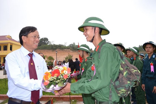 Bí thư Tỉnh ủy Lê Phước Thanh tặng hoa động viên tân binh.