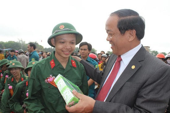 Phó Chủ tịch Thường trực UBND tỉnh Đinh Văn Thu tặng quà, động viên tinh thần chiến sĩ trẻ.