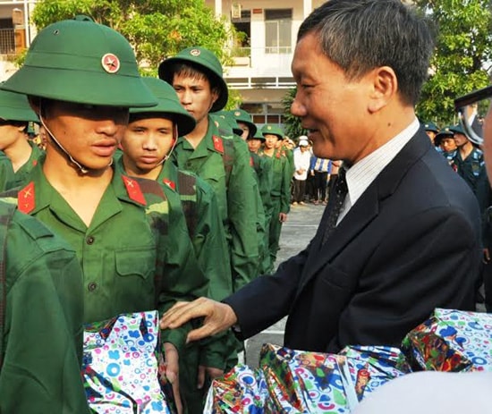 Phó Chủ tịch UBND tỉnh Trần Đình Tùng tặng quà thanh niên Tam Kỳ.