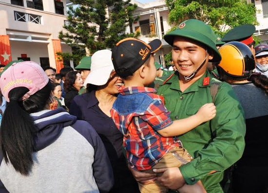 Tân binh Nguyễn Văn Tuấn (phường Hòa Thuận, TP.Tam Kỳ) ẵm cháu trước lúc về đơn vị.