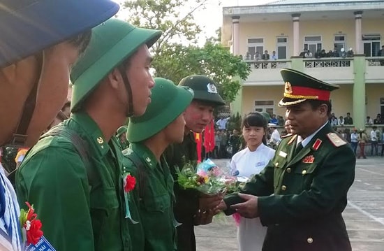 Trung tướng Lê Chiêm - Tư lệnh Quân khu 5 tặng hoa động viên các thanh niên lên đường làm nhiệm vụ.