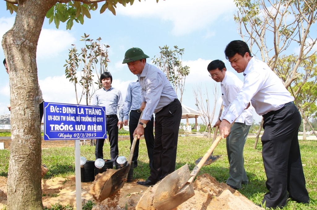 Bộ trưởng Đinh La Thăng trồng cây lưu niệm tại khuôn viên cạnh tượng đài.