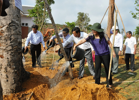 Đồng chí Hà Ban - Phó Ban Tổ chức Trung ương (thứ hai từ trái qua) trồng cây lưu niệm tại công trình Tượng đài Mẹ Việt Nam anh hùng.