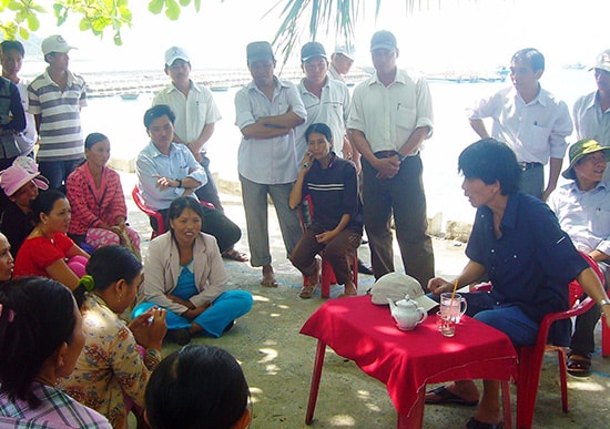 Bí thư Thành ủy Hội An - Nguyễn Sự tiếp xúc, trao đổi với người dân Bãi Hương (Cù Lao Chàm) để tìm hiểu thực tế ở cơ sở. Ảnh: ĐỖ HUẤN