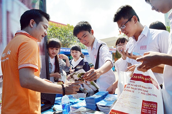 Đại diện các trường đại học giới thiệu cho học sinh về các ngành học mới.