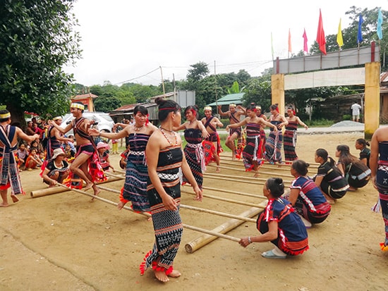 Du khách giao lưu văn hóa cùng đồng bào Tà Bhing. 