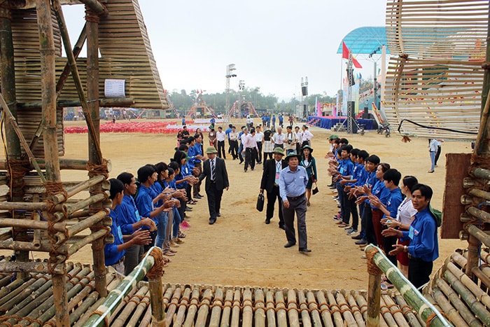 Ngay sau lễ khai mạc vào sáng ngày 8.3, lãnh đạo huyện Tiên Phước đã đến thăm, chúc mừng tại các trại.