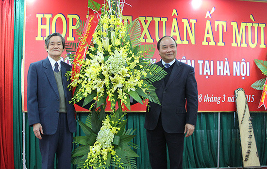 Ủy viên Bộ Chính trị, Phó Thủ tướng Nguyễn Xuân Phúc tặng hoa chúc mừng Hội đồng hương Duy Xuyên tại Hà Nội.