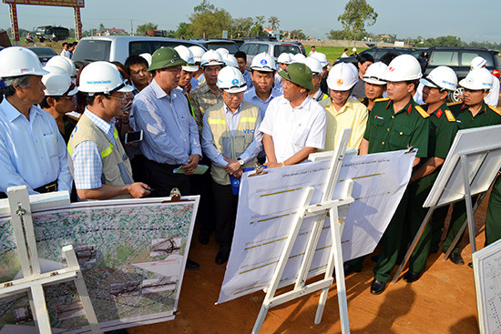 Bộ trưởng Giao thông vận tải Đinh La Thăng kiểm tra dự án đường cao tốc Đà Nẵng - Quảng Ngãi. Ảnh: CÔNG TÚ
