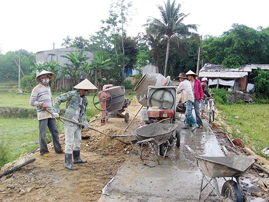 Phong trào bê tông hóa giao thông nông thôn được nhân dân vùng Sơn Cẩm Hà tích cực hưởng ứng. 