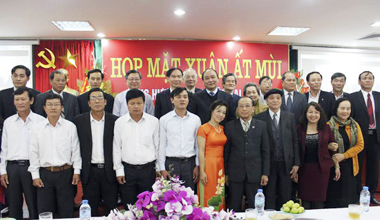 Phó Thủ tướng Nguyễn Xuân Phúc chụp ảnh lưu niệm cùng Hội đồng hương Duy Xuyên tại Hà Nội.