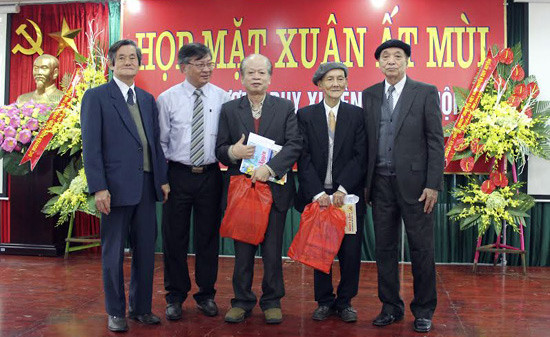Ông Trương Nguyên Mân - Trưởng ban liên lạc Hội đồng hương Duy Xuyên tại Hà Nội (ngoài cùng bên trái) trao quà cho các cụ cao tuổi.